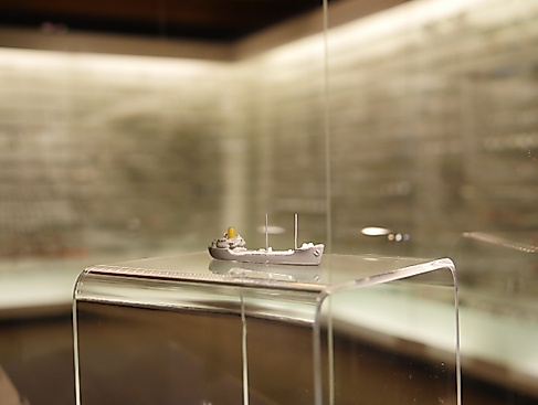Miniaturschiff in Vitrine