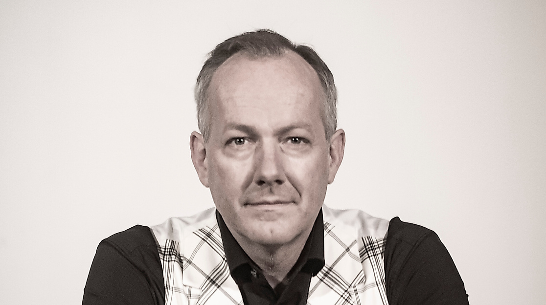 Mann im karierten Anzug auf Stuhl