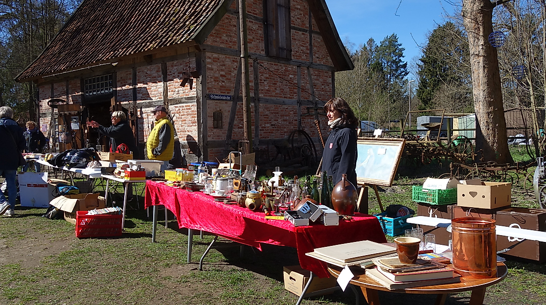 Trödelmarkt im Museumsdorf Seppensen