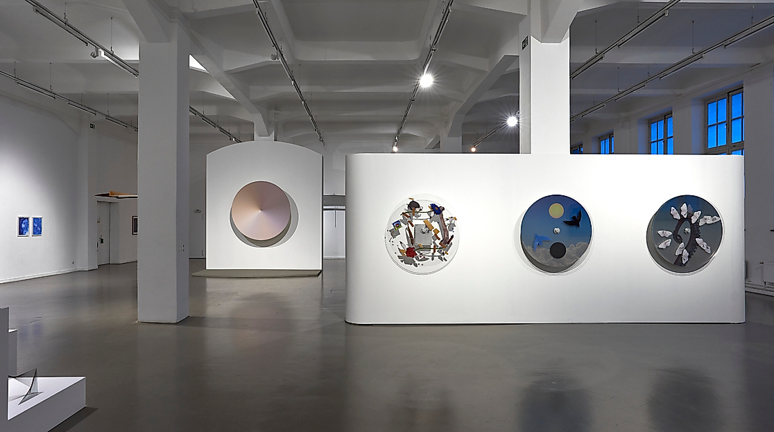 Installationsansicht Between Stars and Signals, Kunsthaus Hamburg 2025, Foto: Antje Sauer; mit Werken von Katie Paterson und Agnieszka Polska
