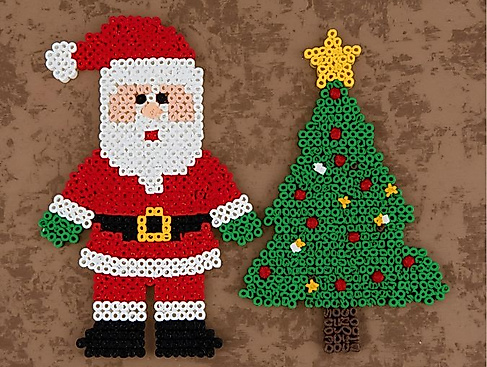 Weihnachtsmann und Tannenbaum aus Bügelperlen