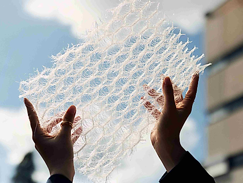 Zwei Hände die Teile eines Fassadensystems halten