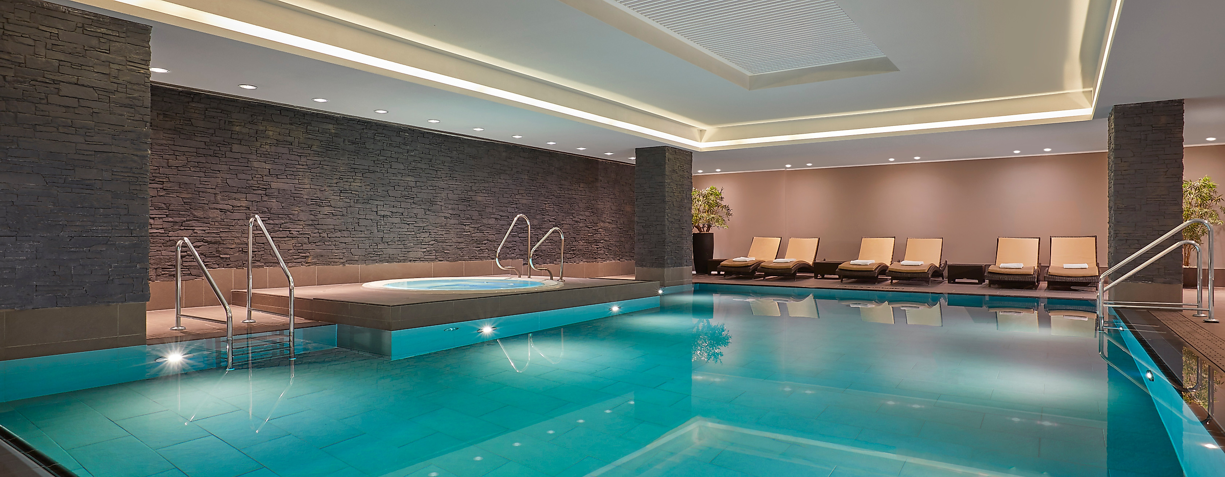 golf-city-paket_hotel-le-meridien_pool_c-le-meridien-2018-marriott-international-inc_02