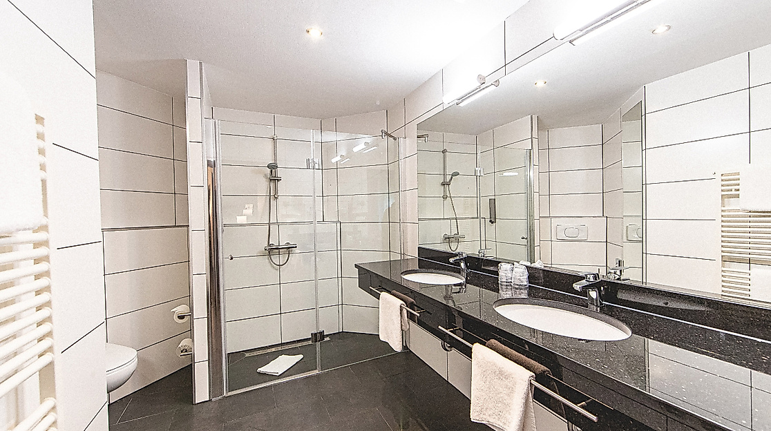 PLAZA INN Schmöker Hof: Bad