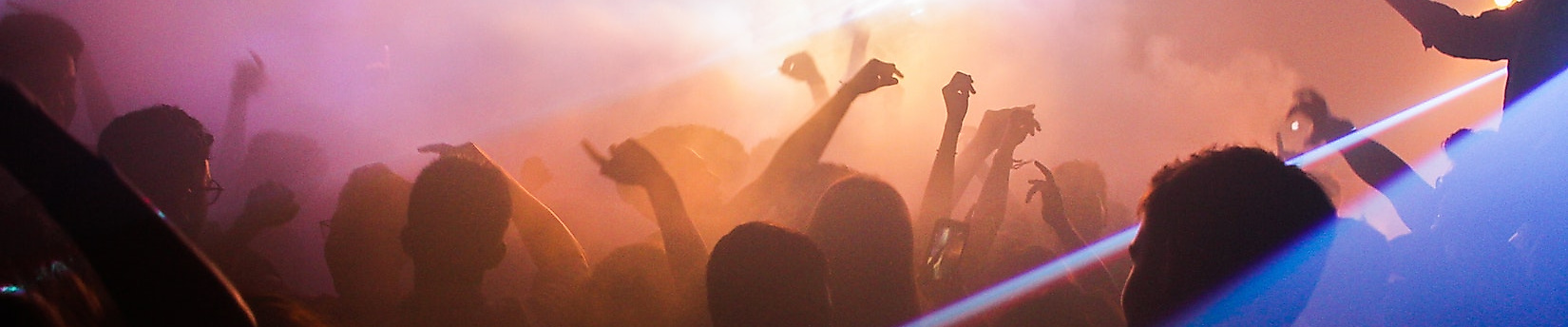 Tanzende Menschenmenge in Clubatmosphäre mit Nebel, Lichtshow und ausgelassener Stimmung im Hamburger Nachtleben