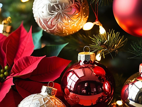 weihnachtszauber mit Christbaumkugeln und Weihnachtsstern