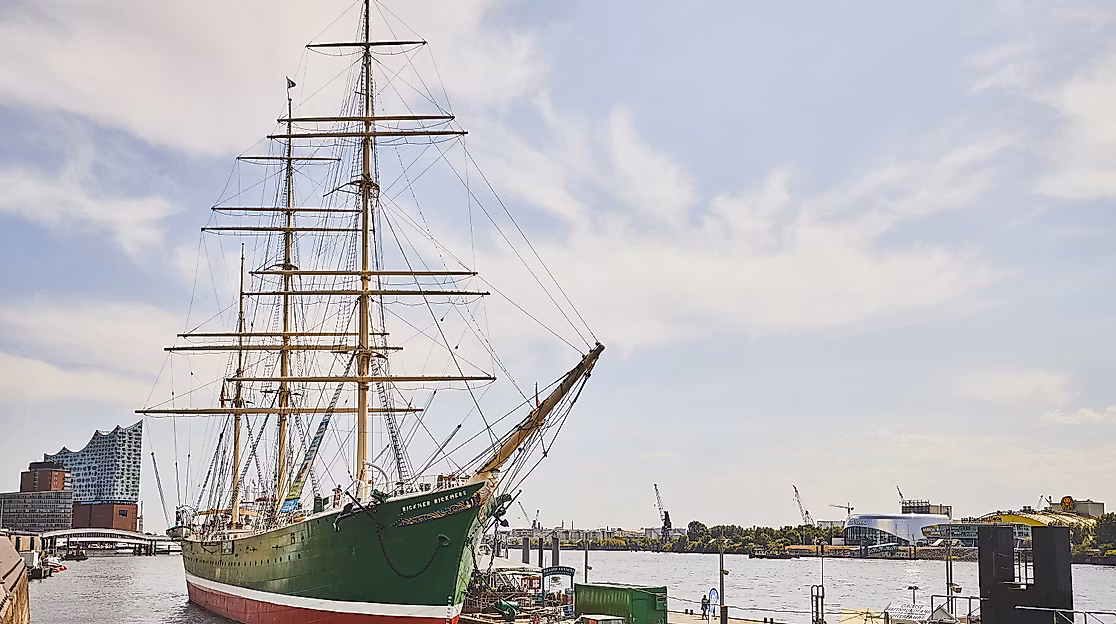 Museumsschiff Rickmer Rickmers am Hamburger Hafen mit Elbphilharmonie im Hintergrund bei sonnigem Wetter