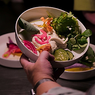 Frisch zubereitetes Gericht auf dem OPEN MOUTH Hamburg Food Festival