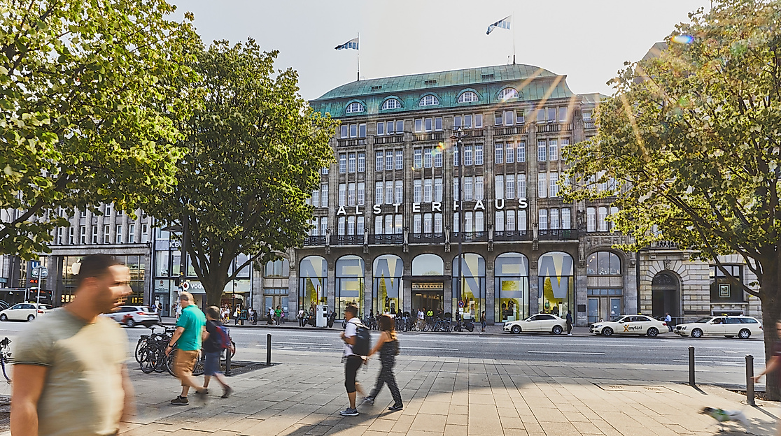 Alsterhaus Hamburg im Sommer umgeben von Passant:innen