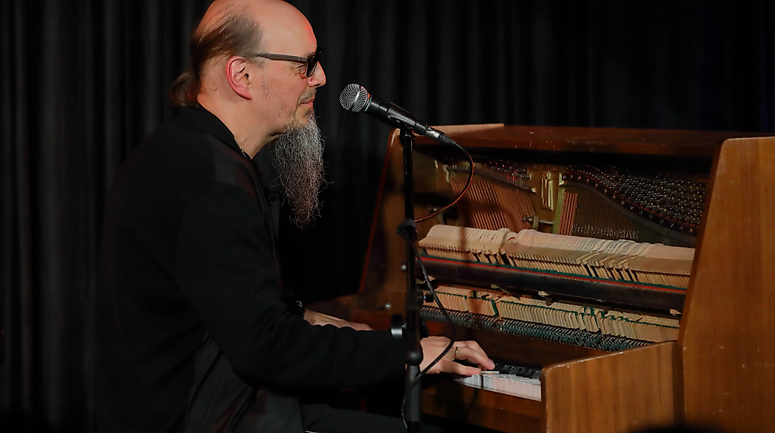 HenningPertiet plays The Piano