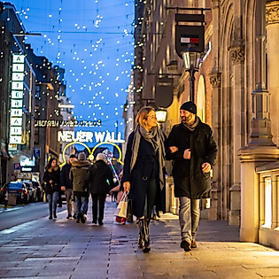 Abendliche Einkaufsstimmung unter Weihnachtsbeleuchtung am Neuen Wall in Hamburg