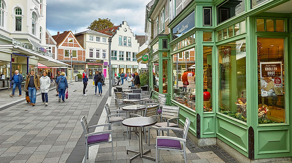 Belebte Fußgängerzone in der Bergedorfer Innenstadt mit Cafés, Geschäften und historischen Fassaden