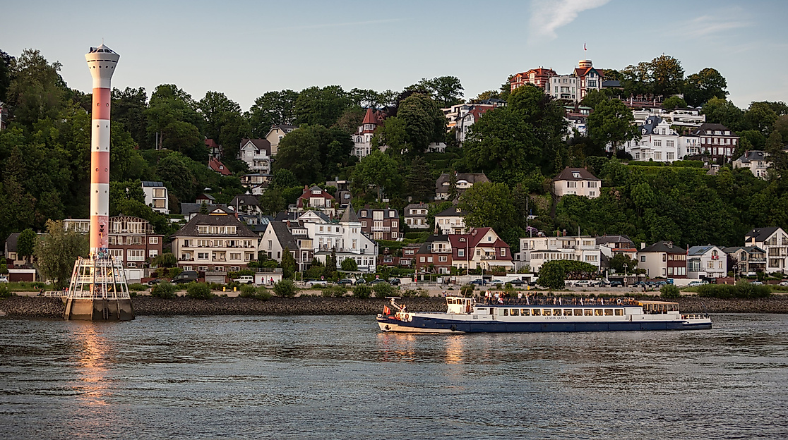 Schiff auf der Elbe vor dem Elbvorort Blankenese mit Leuchtturm und Villen am Hang