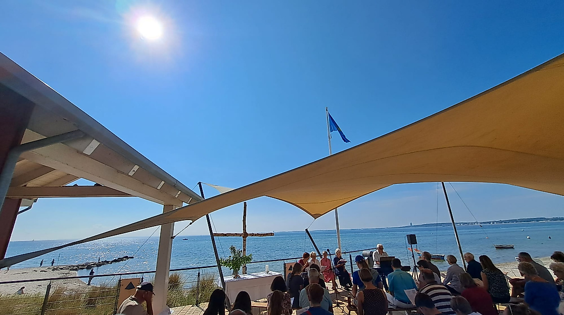 Strandgottesdienst auf dem Fischerplatz in Sierksdorf