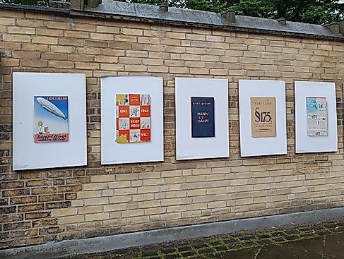 Kunstwerk von Antje Kelm, Teil der Ausstellung FIRE am Mahnmal St. Nikoilai. Plakate mit Covernvon Büchern, die die Nazis 1933 verbrannt haben.