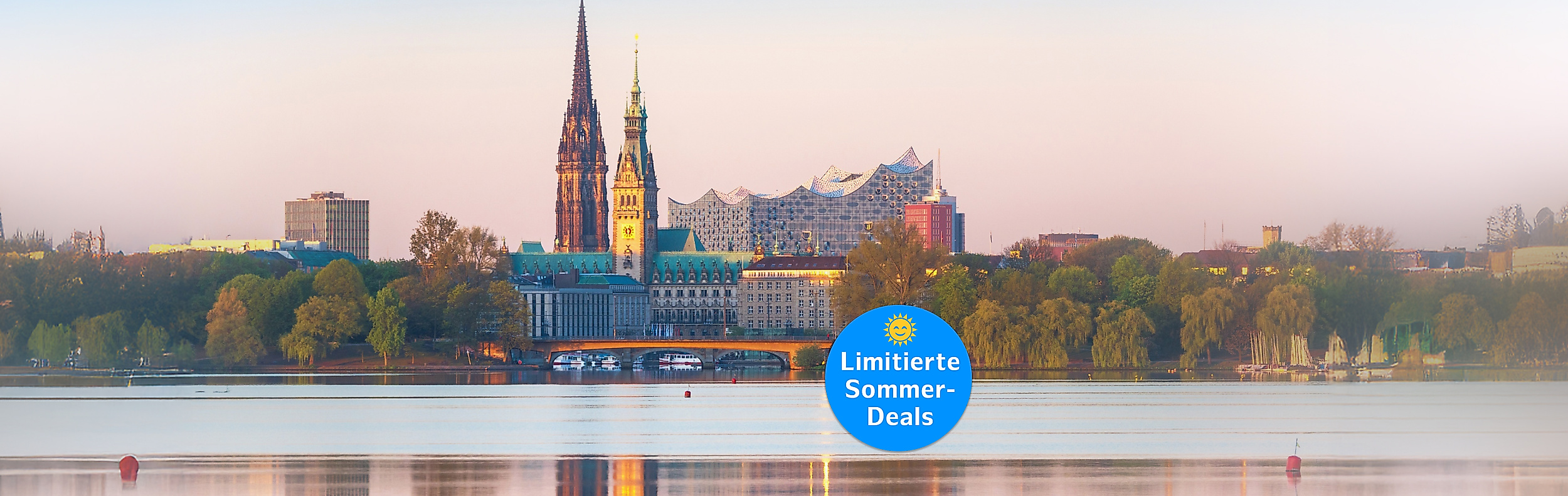 Alster mit der Hamburger Skyline in sommerlicher Abendstimmung