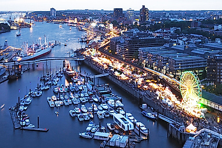 Hafengeburtstag Hamburg am Abend mit vielen beleuchteten Schiffen auf der Elbe