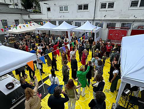 Fröhliches Outdoor-Event mit bunten Wimpeln