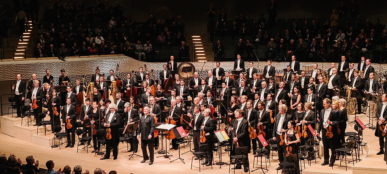 Stehendes Orchester auf der Bühne im großen Saal der Elbphilharmonie