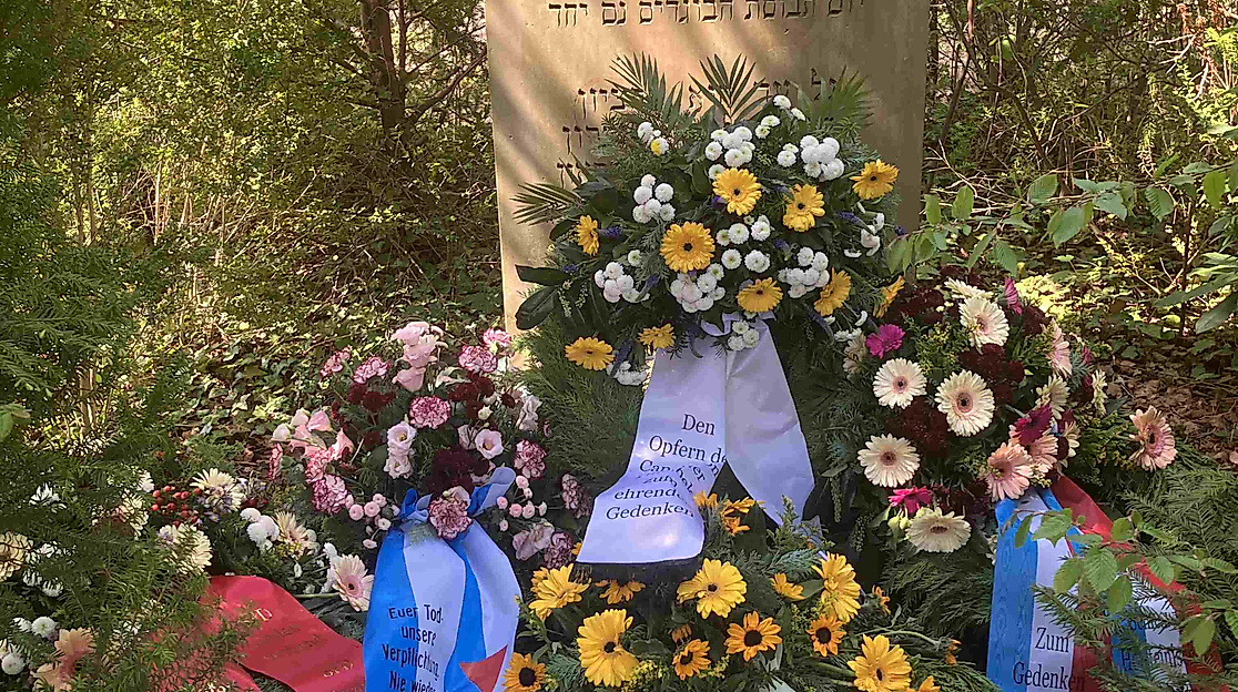 Gestecke auf dem jüdischen Friedhof in Neustadt in Holstein am 03. Mai 2026.