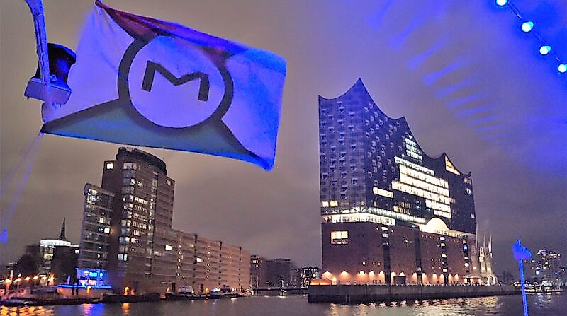 Freitagabend-Inszenierung mit Feuerwerk - 2-stündige Tour durch den Hamburger Hafen