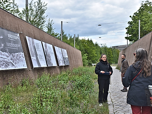 Führung durch die Open-Air Ausstellung "Ich war zurückgekommen. Allein"
