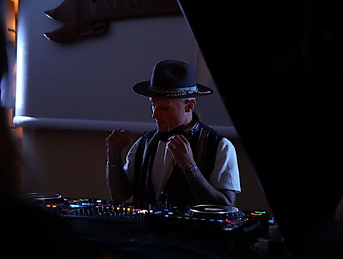 Wellenklang auf der Elbe x Showcase