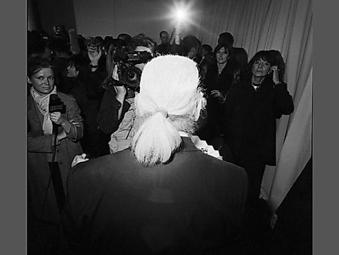 26-09-20 Karl Lagerfeld vor Publikum 1998 BSB Bildarchiv Volker Hinz