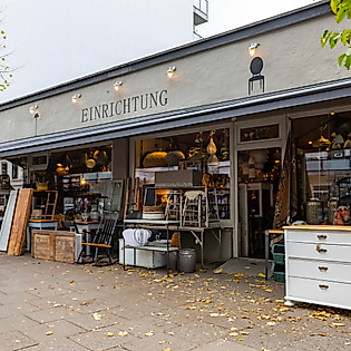 Einrichtungsladen Florian Viole in Eimsbüttel mit vielfältigem Angebot an Möbeln und Dekoration im Außenbereich