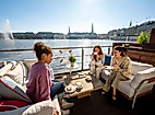 Drei Frauen beim Frühstücken an der Alster in Hamburg
