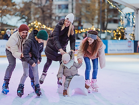 eiswelt-scharbeutz-2024-familie-auf-eis-talb-christian-schaffrath_1