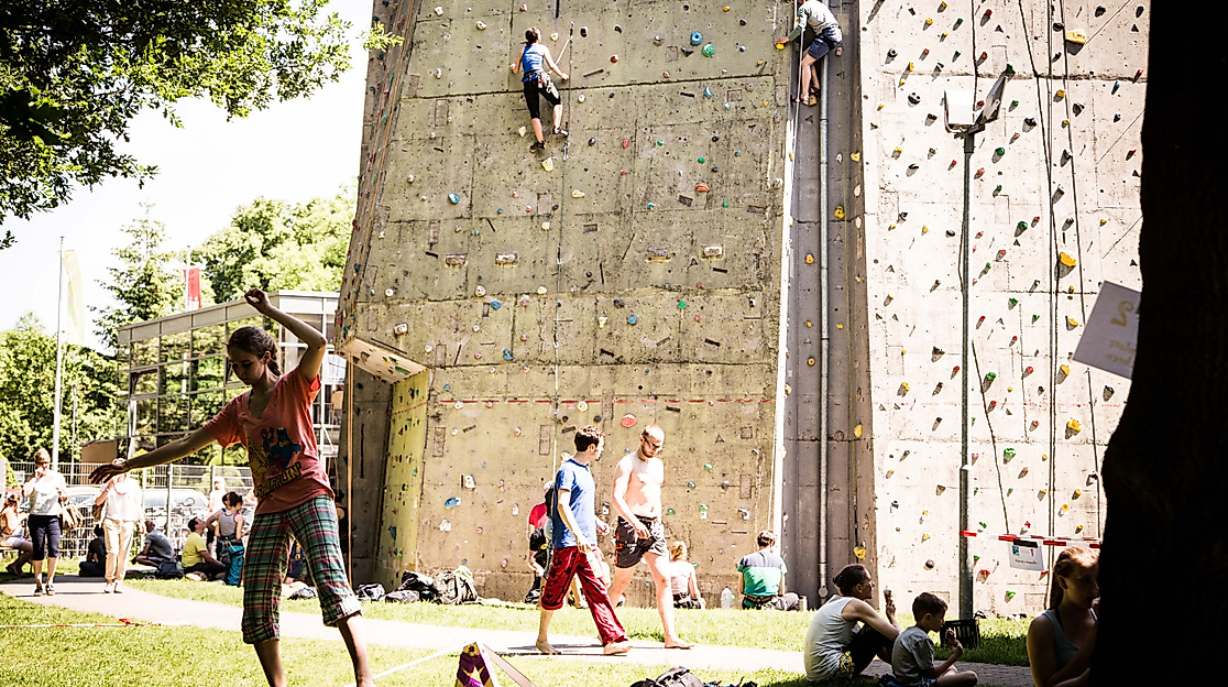 dav-kletterzentrum-slackline-im-aussenbereich_c-dav-hamburg