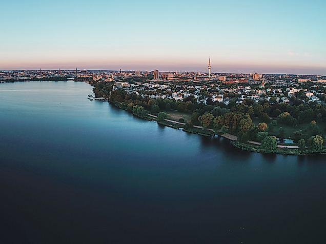 Panorama der beleuchteten Außenalster in der Morgendämmerung mit Blick auf das umliegende Stadtgebiet