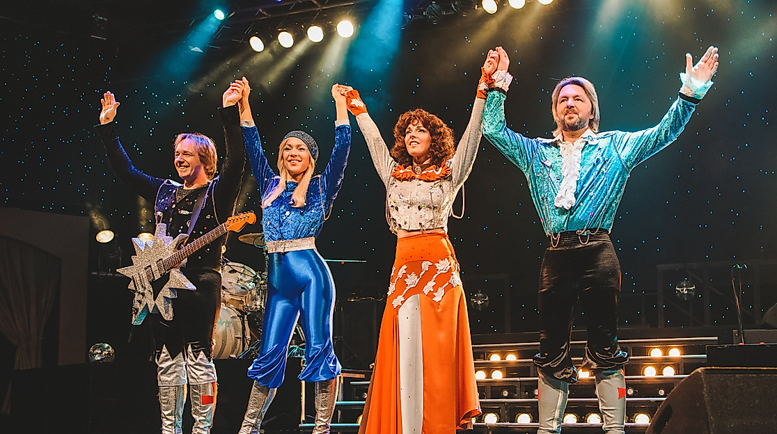 Die ABBA-Story: Der Cast der Band beim Vorbeugen