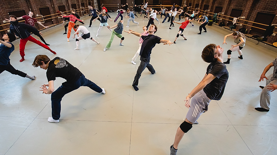 Modernes Balletttraining der Theaterklasse VII der Ballettschule des Hamburg Ballett