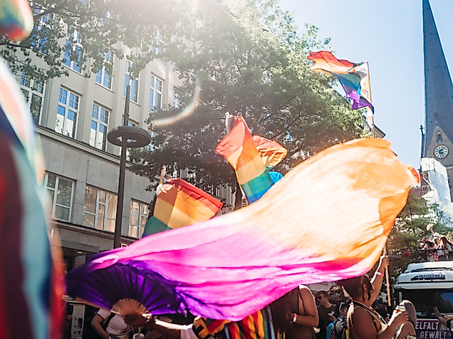 Große Pride-Flagge weht über der CSD-Parade in Hamburg – Zeichen für queere Sichtbarkeit und Vielfalt