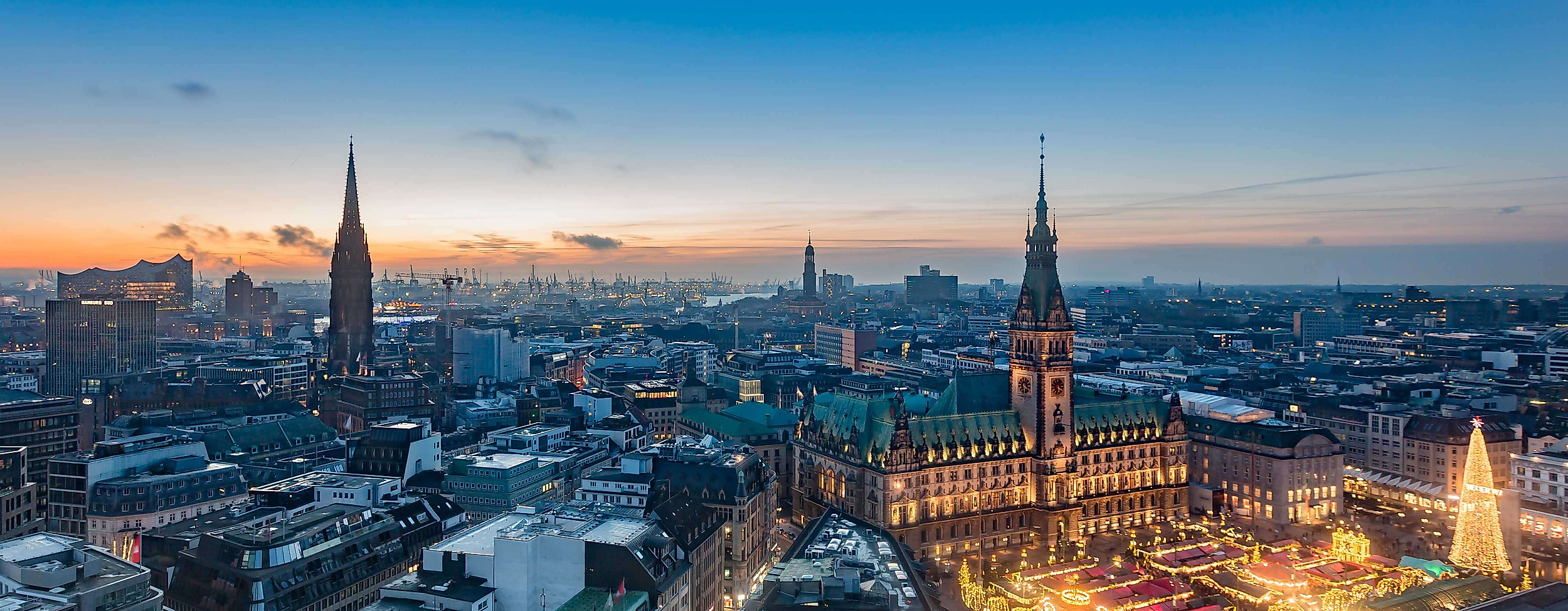 Abendlicher Blick über das festlich beleuchtete Hamburg mit Weihnachtsmarkt rund um die Mönckebergstraße