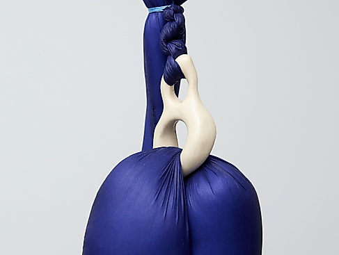 Julia Schulze Darup , Verlorene Wimpern, 155 x 38 x 20 cm, glasierte Keramik, Polyester, Faden, 2024; Foto: Lisa Winter