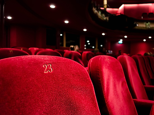 hausbar-schmidts-theater-bar-nachtleben-c-unsplash-kilyan-sockalingum