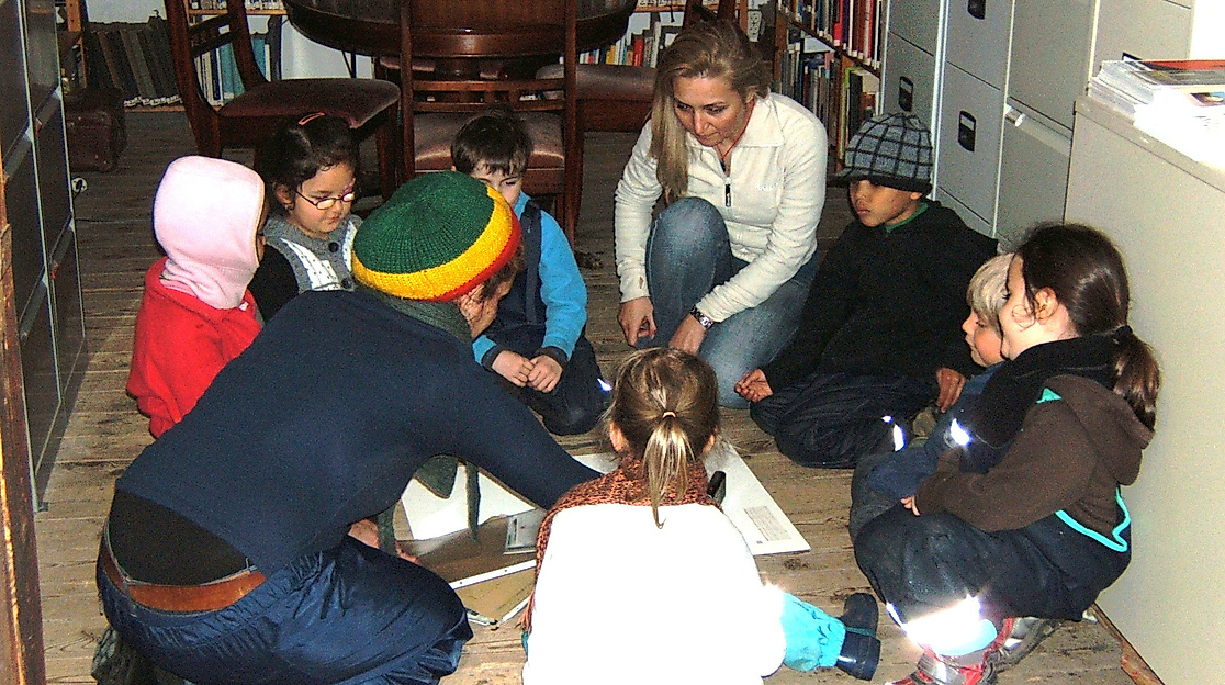 Kinder aus einer Kita beim recherchieren über ihren Stadtteil, 2012