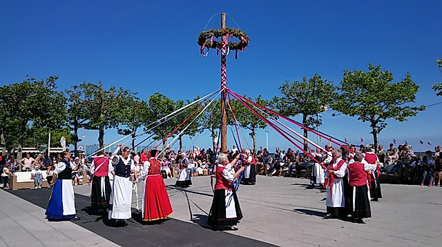 Bändertanz zu Mittsommer