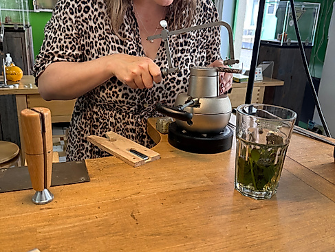 Frau beim schmieden