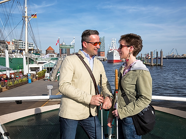 Blindes Paar auf einer Hafenfähre