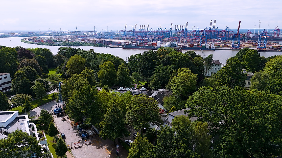 Luftbildaufnahme vom Landhaus Scherrer mit Hafenkränen im Hintergrund