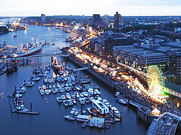 Hafengeburtstag Hamburg am Abend mit vielen beleuchteten Schiffen auf der Elbe