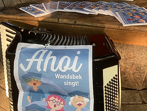 Akkordeon, mit Werbung für "Ahoi-Wandsbek singt!" versehen