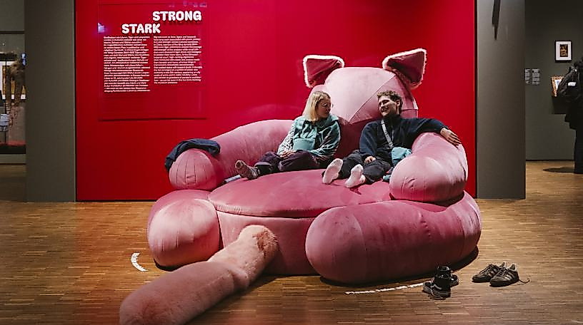 Katzensofa in der Ausstellung KATZEN!