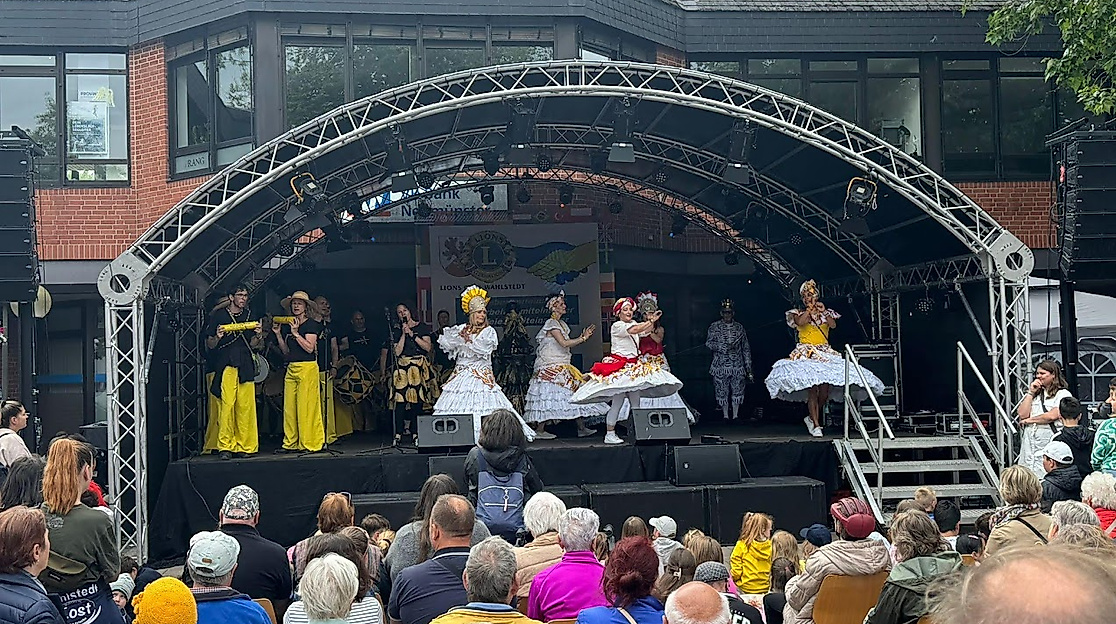 Brasilianische Tanz- und Musikgruppe auf der Marktplatzbühne
