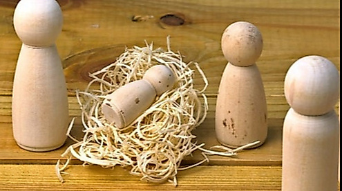 Weihnachtskrippensituation mit Holzfiguren