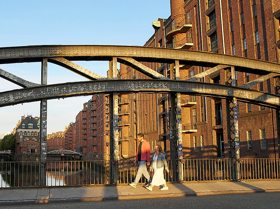 Paar schlendert über Brücke in der Speicherstadt Hamburg